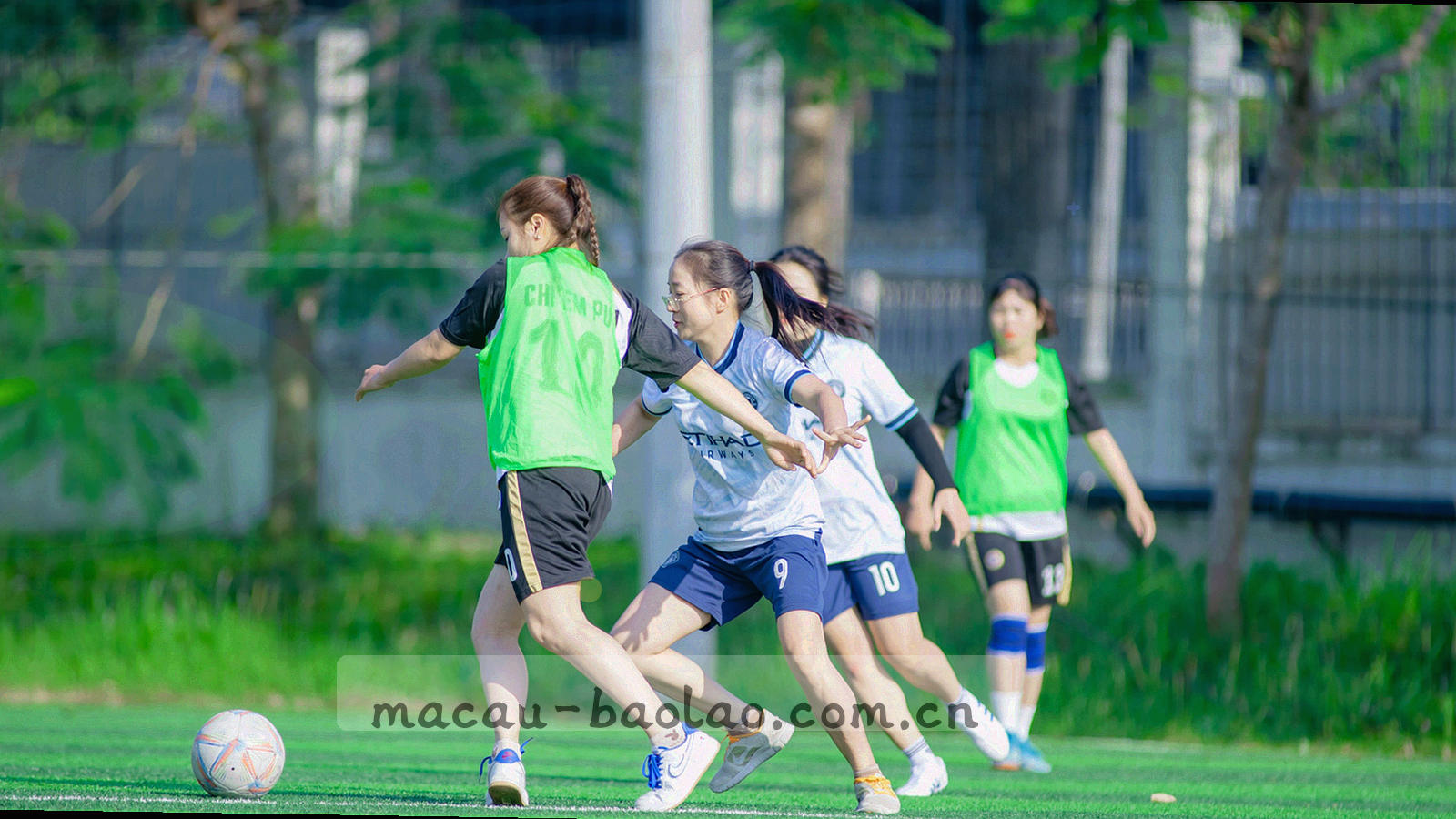 澳门夜间城市轮廓上叠加的分区索引线条与光点